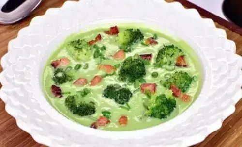 Caldo de brócolis com bacon