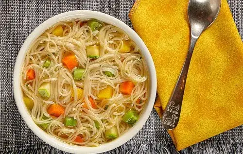 Sopa de ninho com legumes